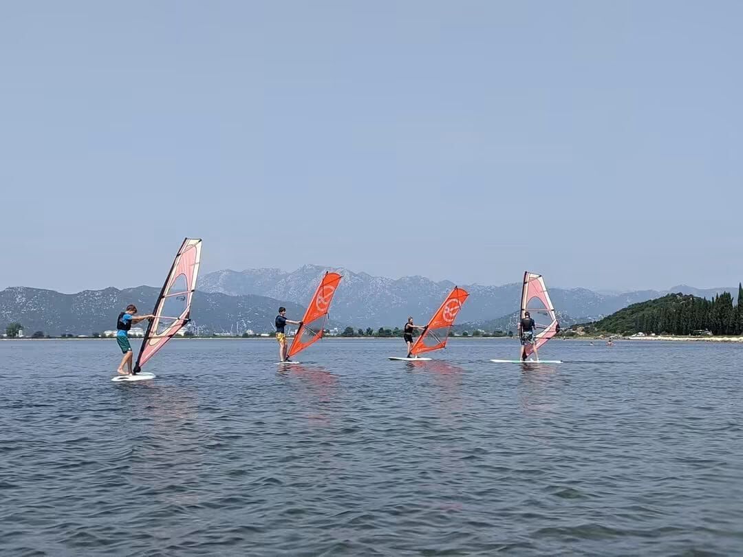 Windsurfing podczas letniego obozu