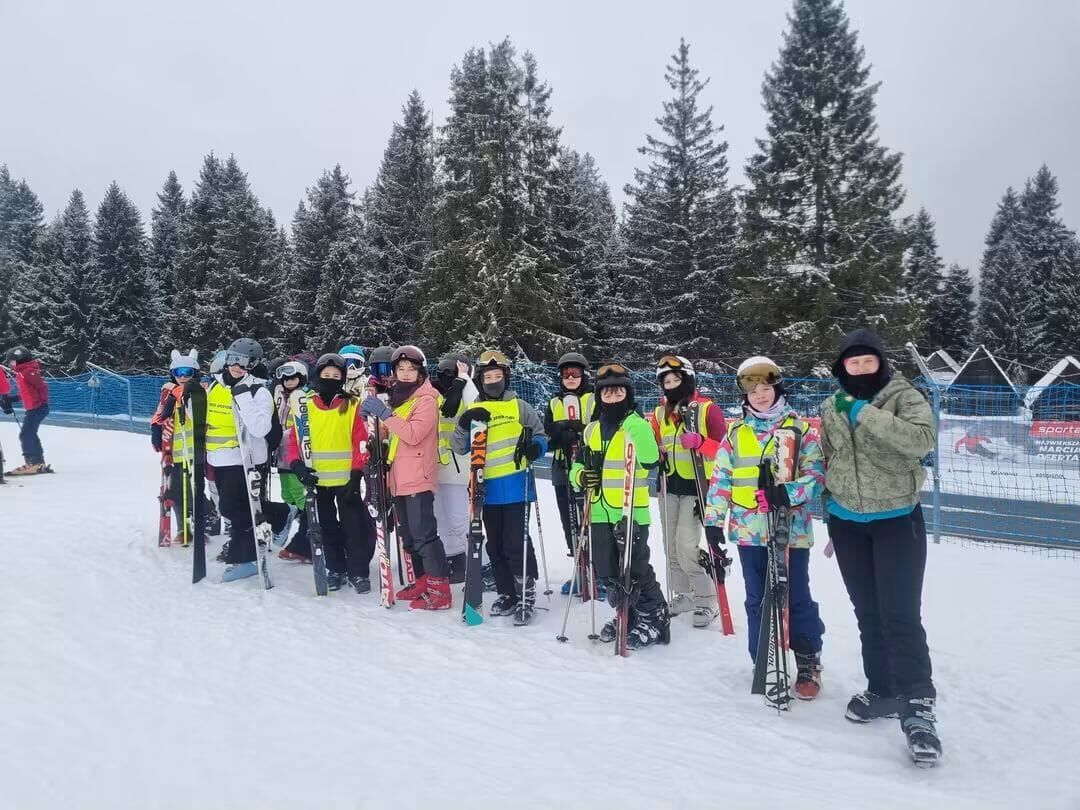 Uczestnicy obozu narciarskiego na stoku